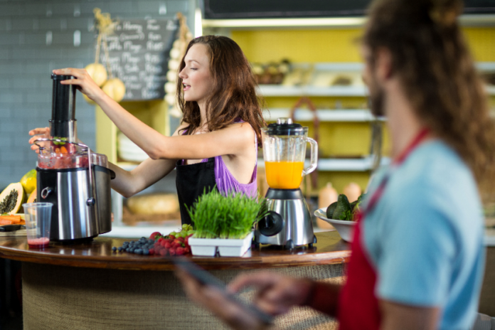 Which One is Healthier, Juicing or Blending? 