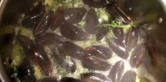 Sake Steamed Mussels 